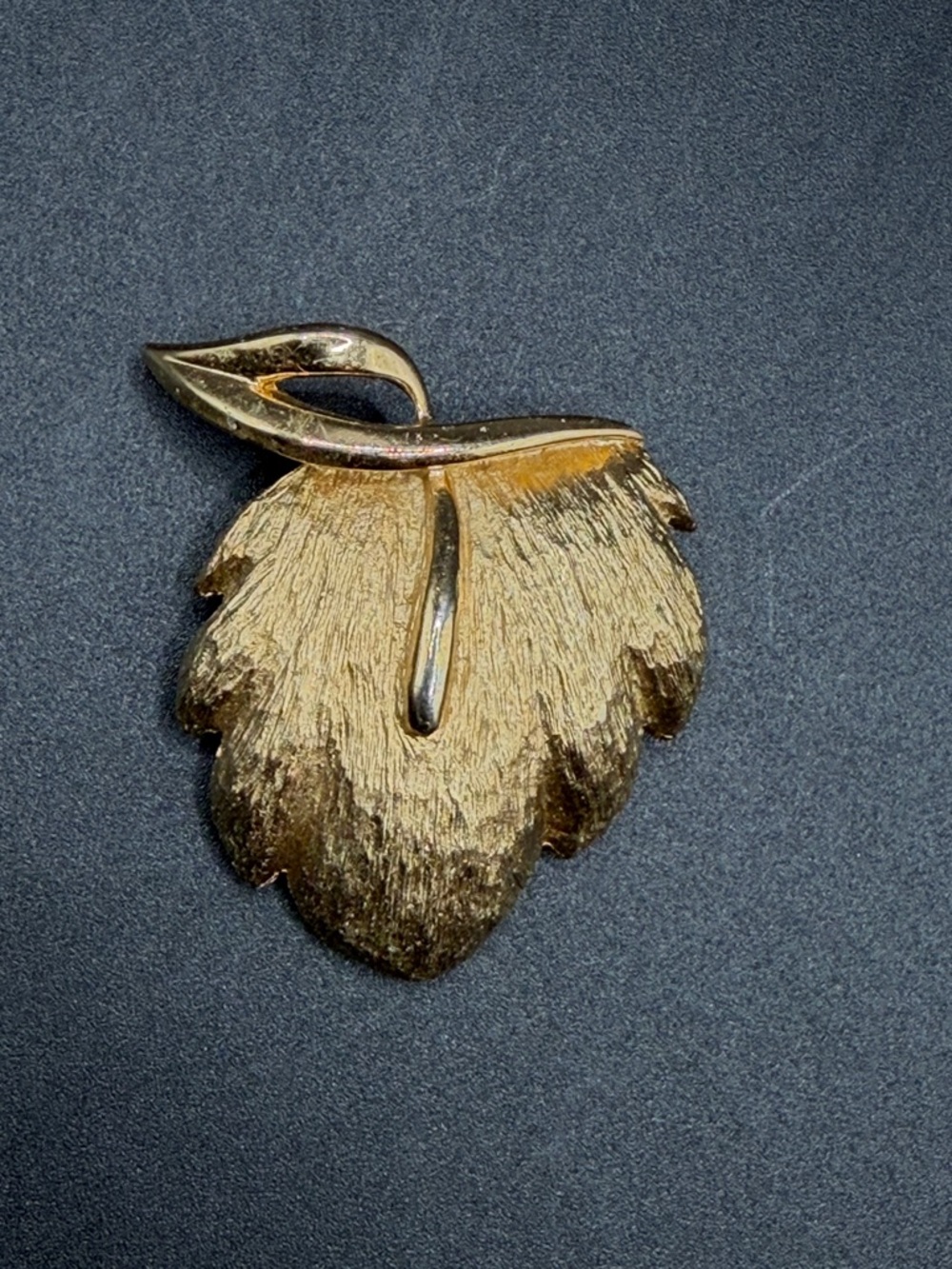 Star Signed Vintage Polished & Textured Gold Tone Metal Leaf Brooch Pin Jewelry